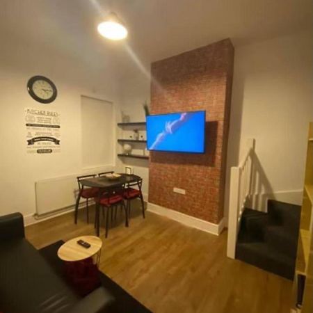 Spacious Four Bedroom Home 3 Bathrooms - Coventry Eksteriør billede