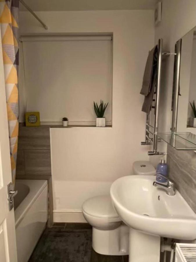 Spacious Four Bedroom Home 3 Bathrooms - Coventry Eksteriør billede
