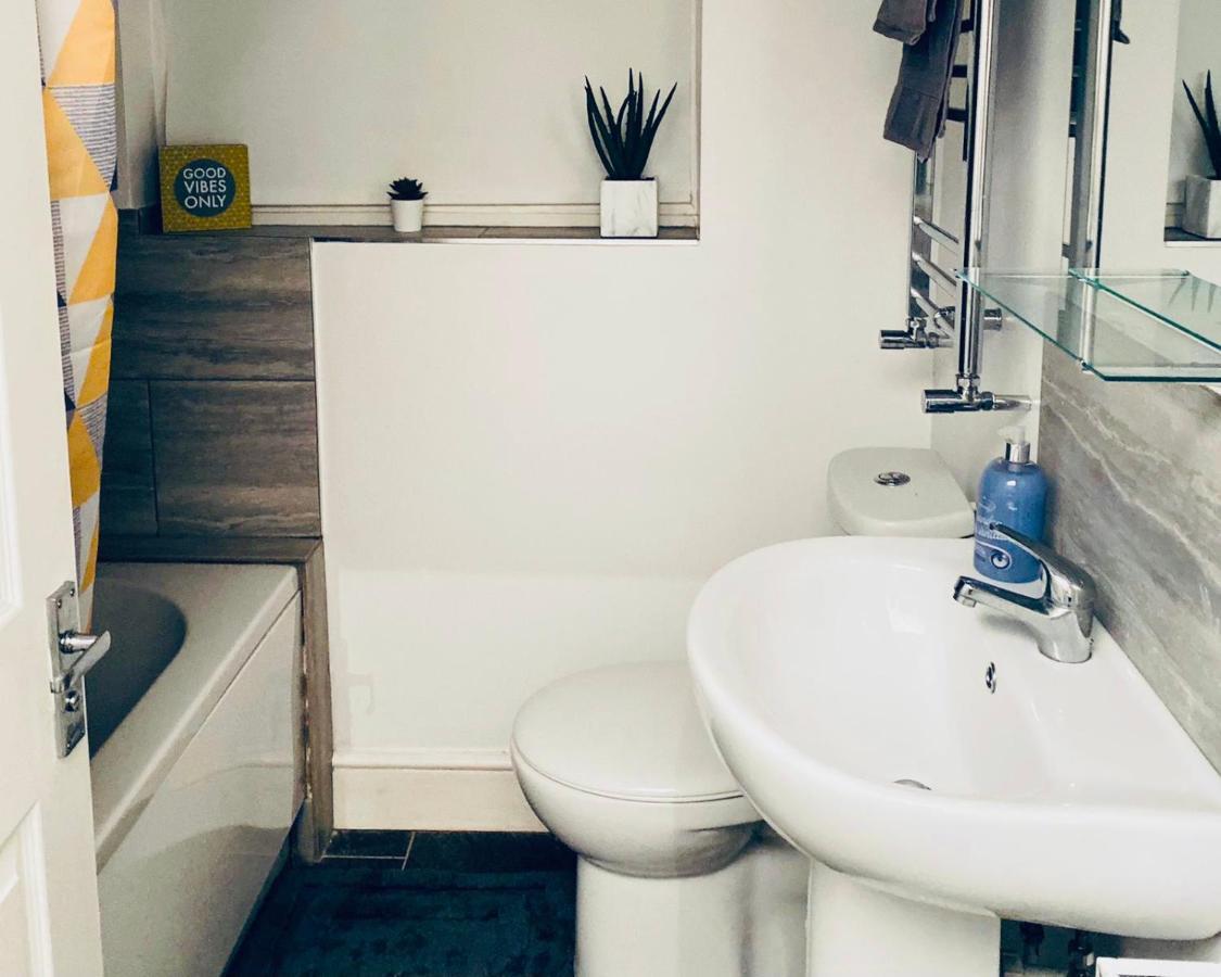Spacious Four Bedroom Home 3 Bathrooms - Coventry Eksteriør billede
