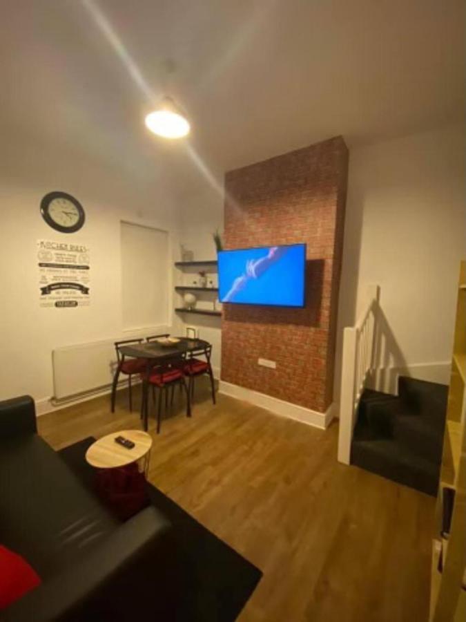 Spacious Four Bedroom Home 3 Bathrooms - Coventry Eksteriør billede