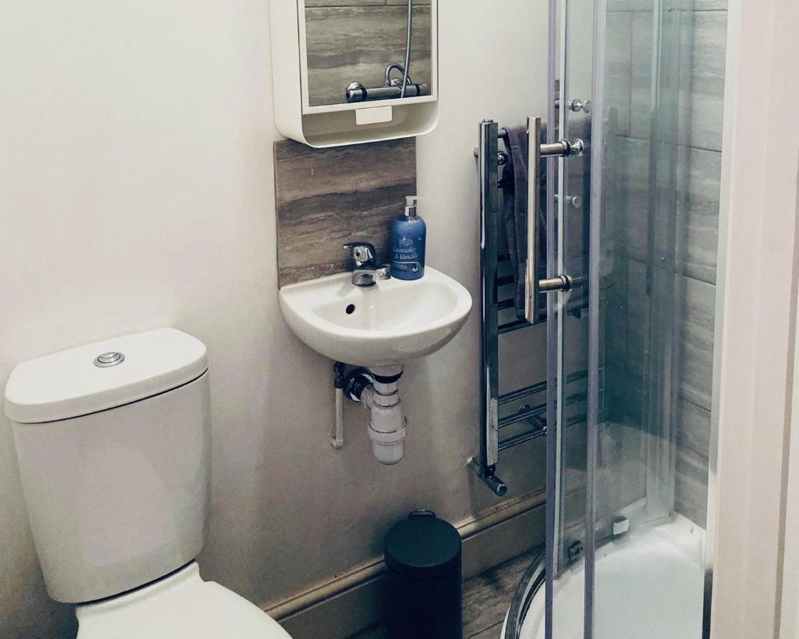 Spacious Four Bedroom Home 3 Bathrooms - Coventry Eksteriør billede